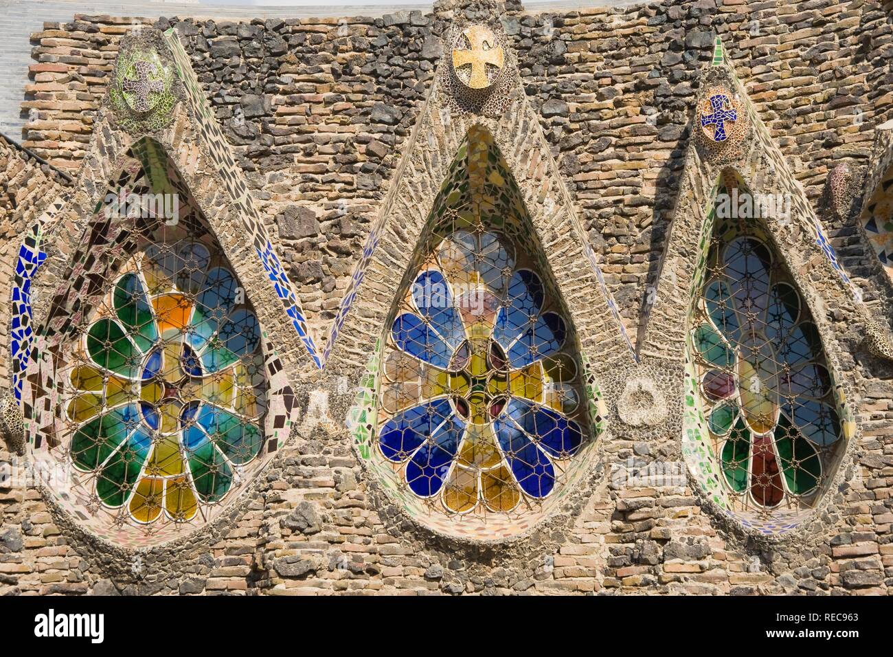 Detail der Windows, unvollendete Kirche von Colonia Gueell, UNESCO-Weltkulturerbe, Antonio Gaudi Architekt Stockfoto