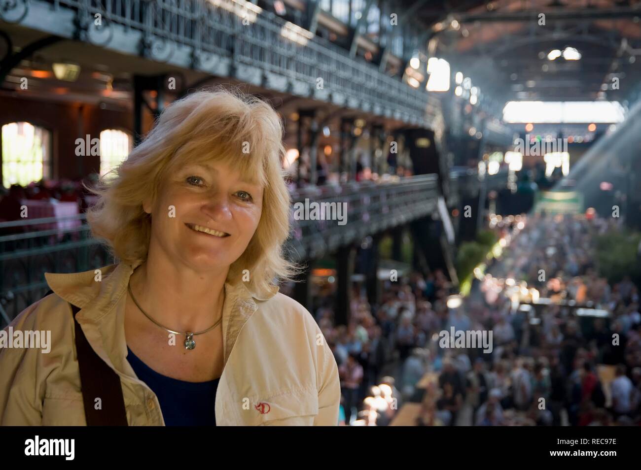 Frau in der Halle des Sonntag Fischmarkt, Fischmarkt, St. Pauli, Hamburg, Deutschland Stockfoto