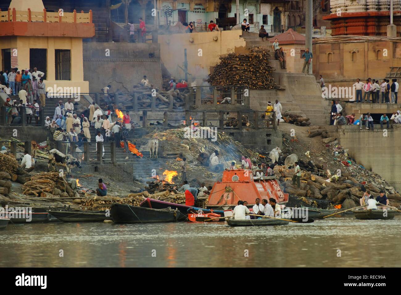 Ritual Einäscherung am Manikarnika Ghat, Varanasi, Benares, Uttar Pradesh, Indien, Asien Stockfoto