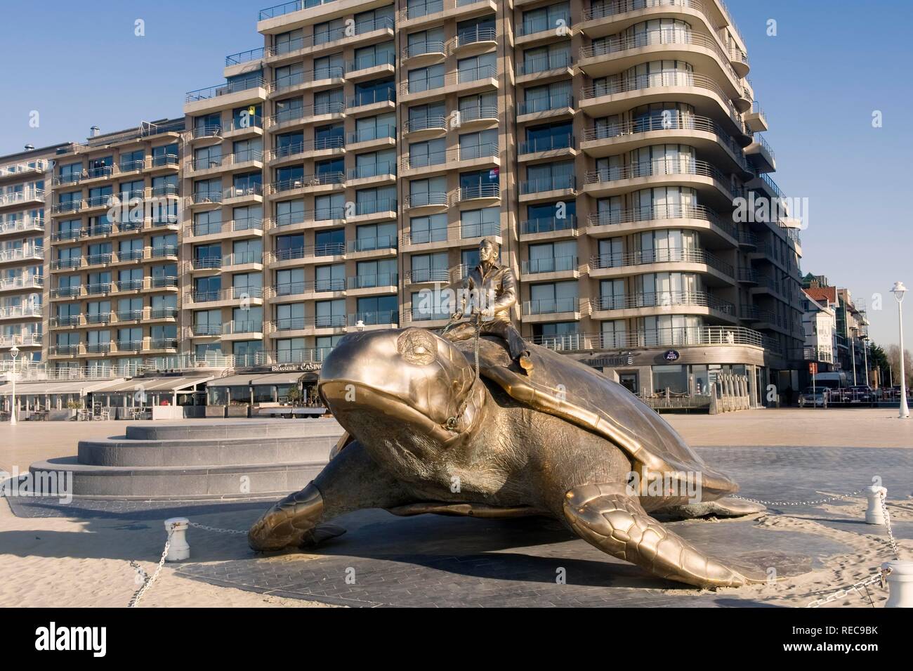 Meer, vergoldeten Statue, ein Mann, eine Schildkröte, Nieuwpoort, Nordsee Küste, Belgien, Europa Stockfoto