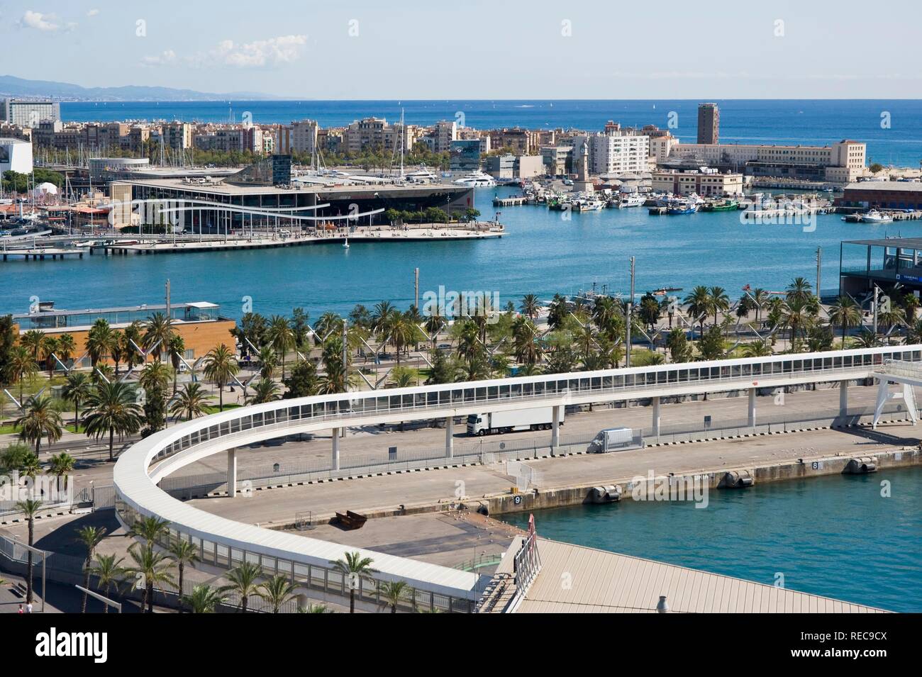 Maremagnum Einkaufszentrum und der Rambla de Mar Fußgängerbrücke, Port Vell, Barcelona, Katalonien, Spanien, Europa Stockfoto