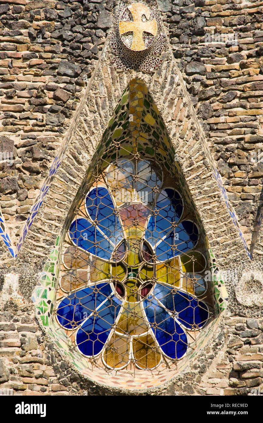 Unvollendete Kirche von Colonia Gueell, Detail der Windows, Architekten Antonio Gaudi, Unesco Weltkulturerbe Stockfoto