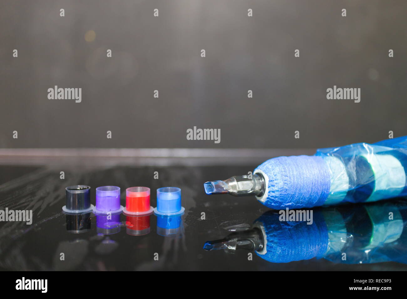 Tattoo Maschine Tattoo Tinte und in Großbuchstaben auf dem Tisch im Tattoo Studio. Stockfoto
