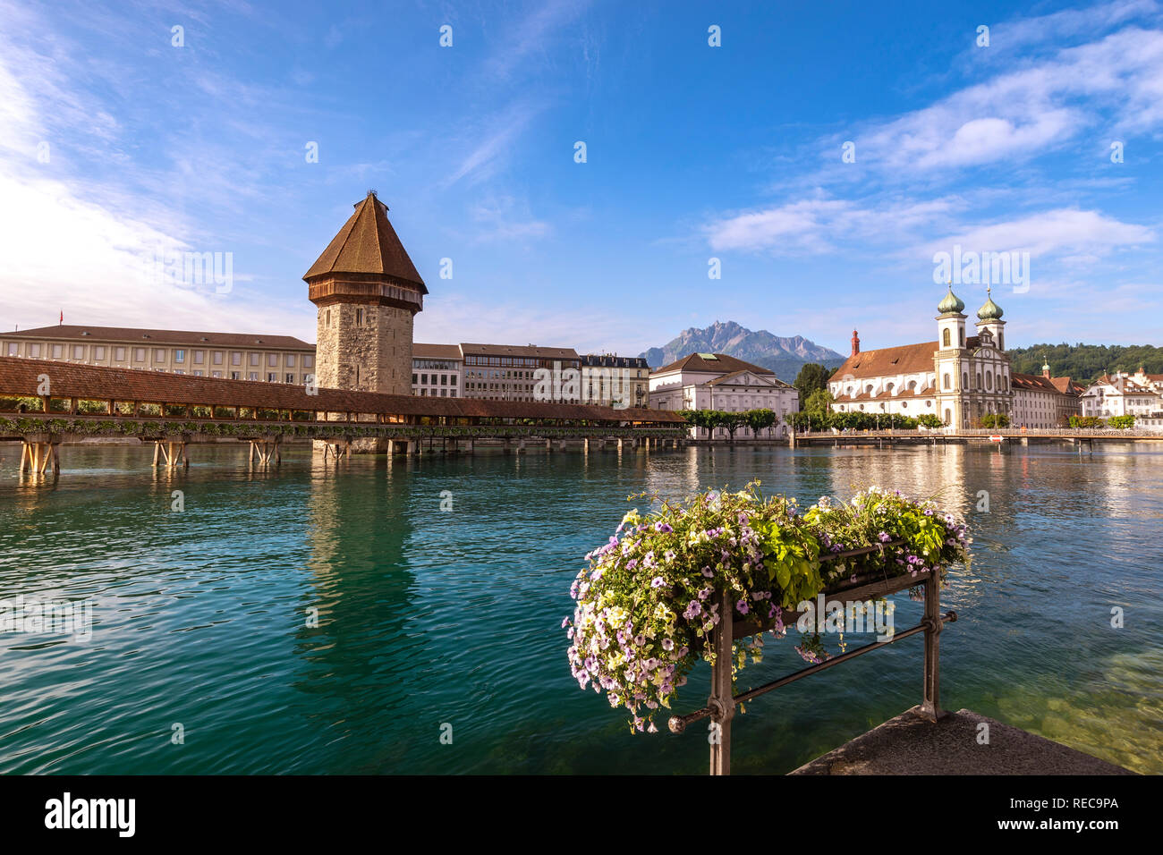 Luzern (Luzern) Schweiz, City Skyline auf Kapellbrücke Stockfoto