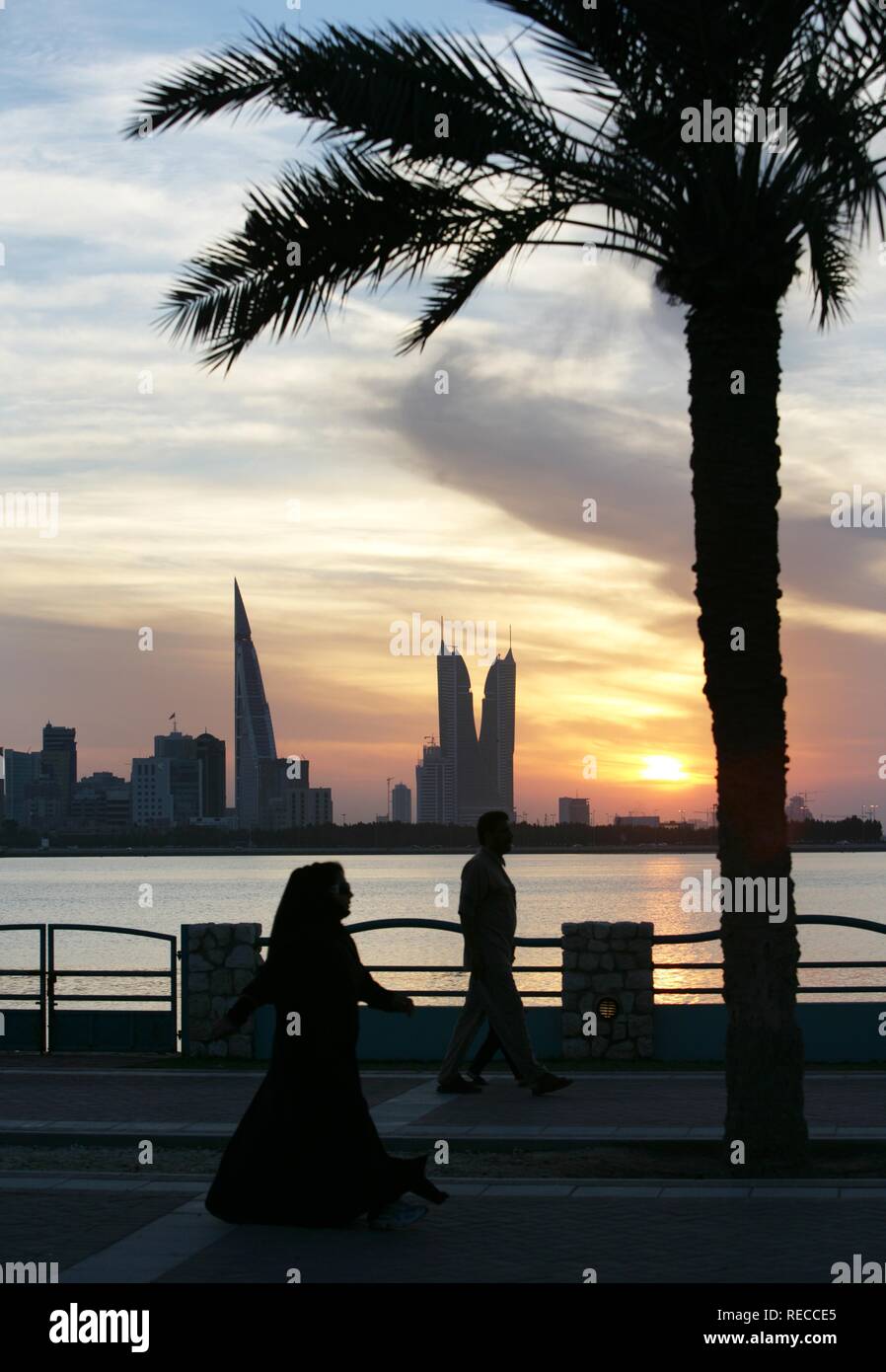 Skyline von der Corniche von King Faisal Highway gesehen, Muharraq, World Trade Center Gebäude, links, neben der Türme Stockfoto