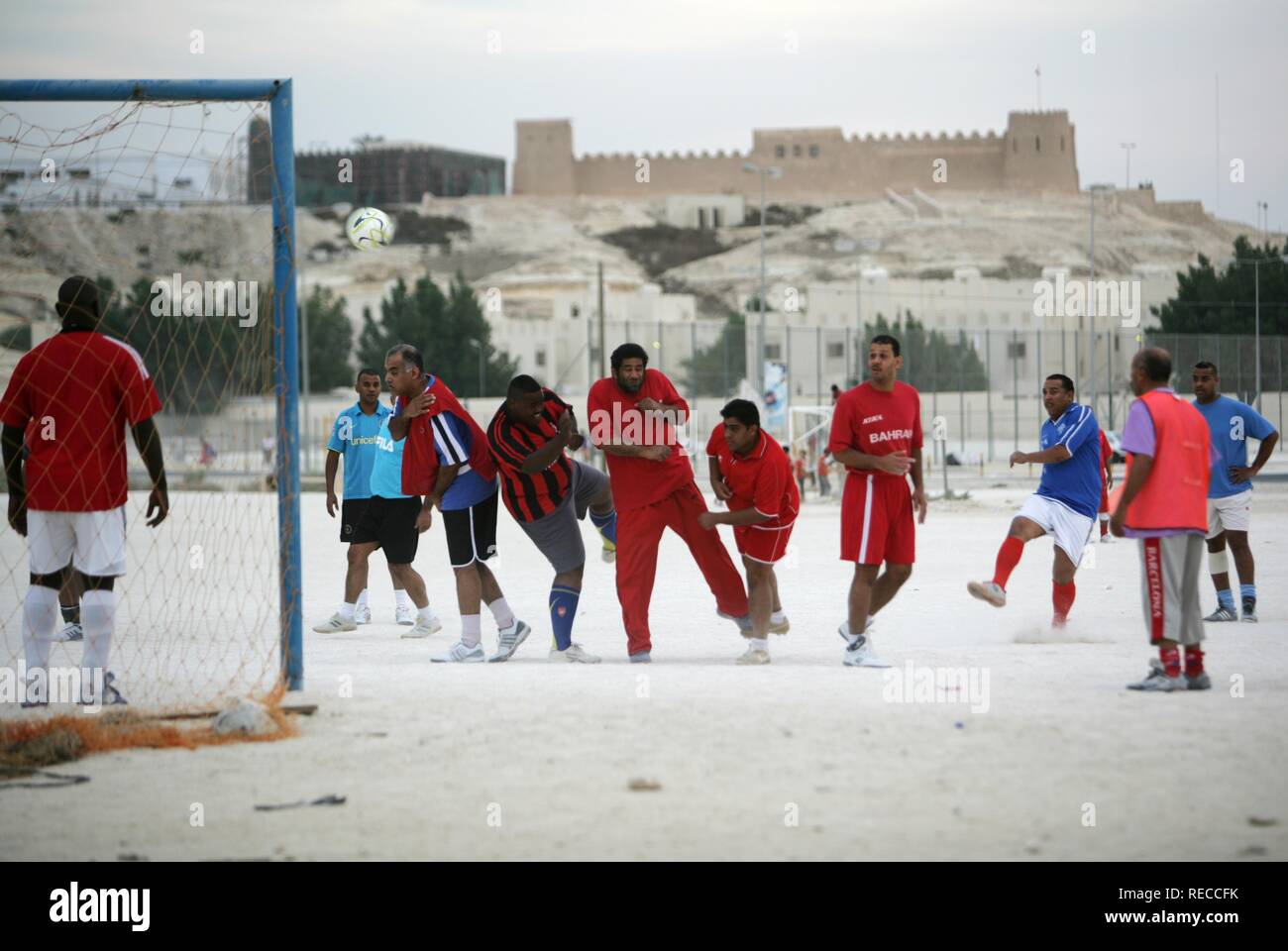 Fußball spielt in der Wüste Staub unter der Rifa-Fort, Rifa, Königreich Bahrain, Persischer Golf Stockfoto