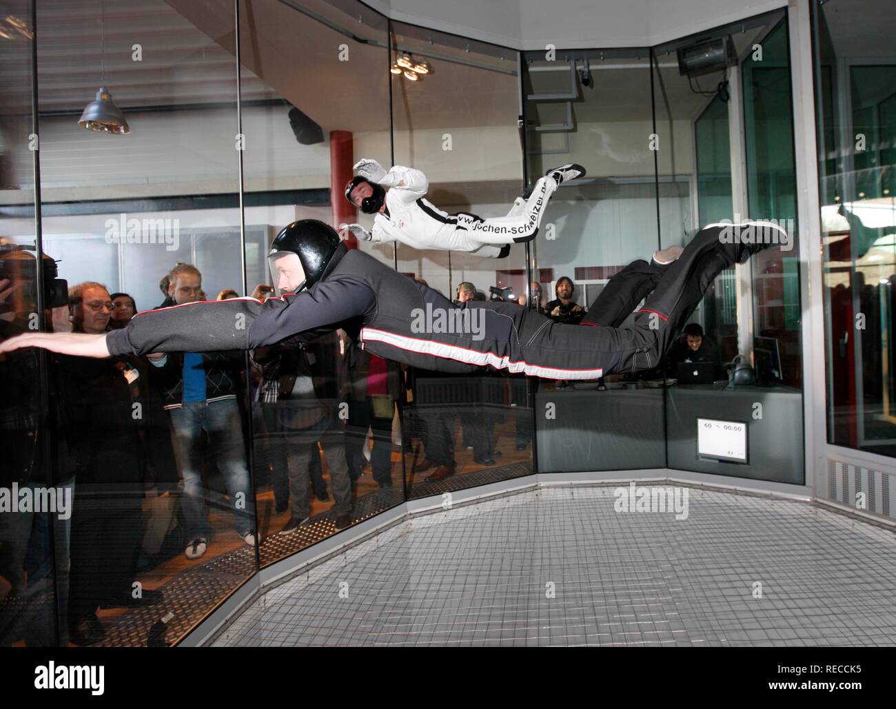 Simulierte freefall wie ein Fallschirm springen, an der Indoor Skydiving Bottrop GmbH, Fallschirm Freifall simulation Einrichtung, a Stockfoto
