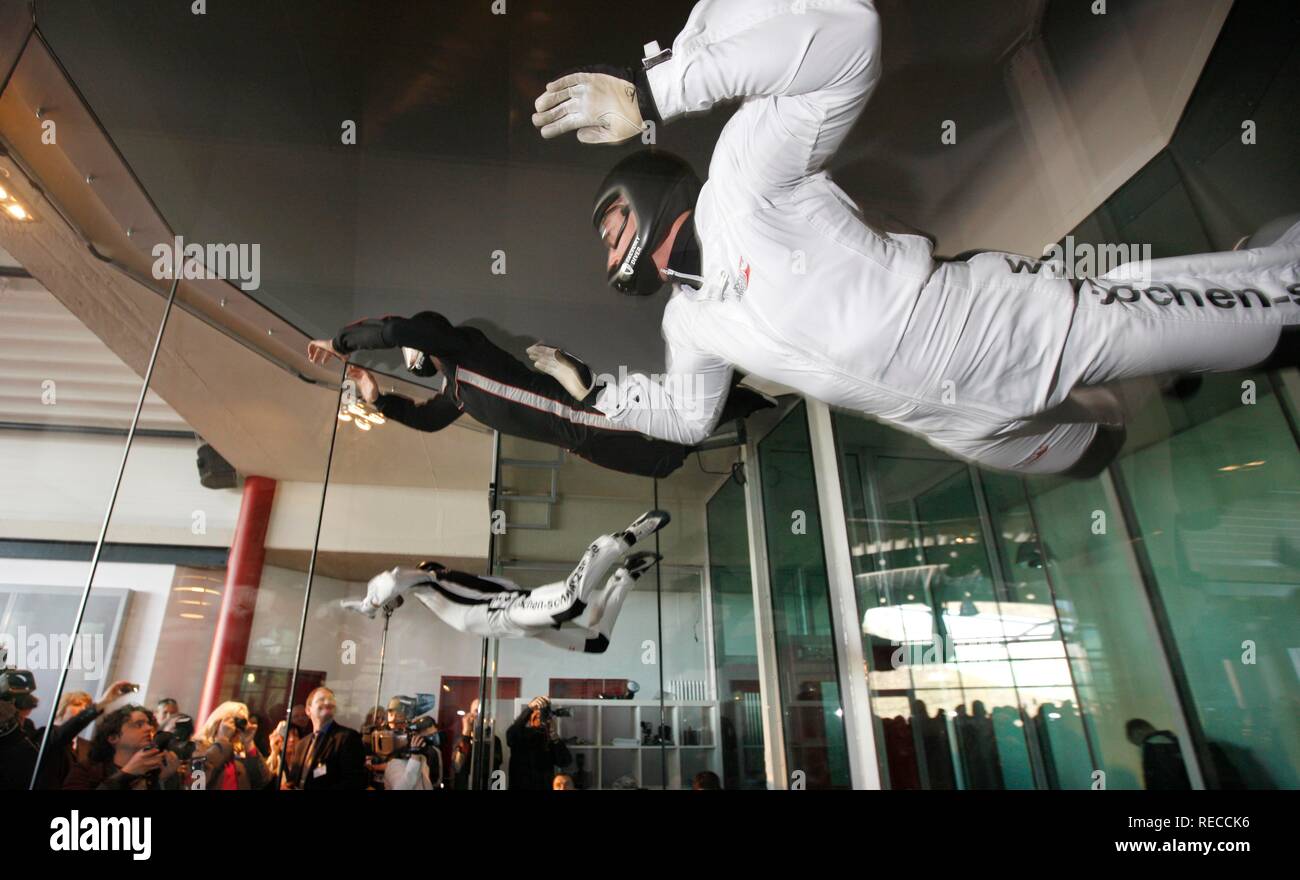 Simulierte freefall wie ein Fallschirm springen, an der Indoor Skydiving Bottrop GmbH, Fallschirm Freifall simulation Einrichtung, a Stockfoto