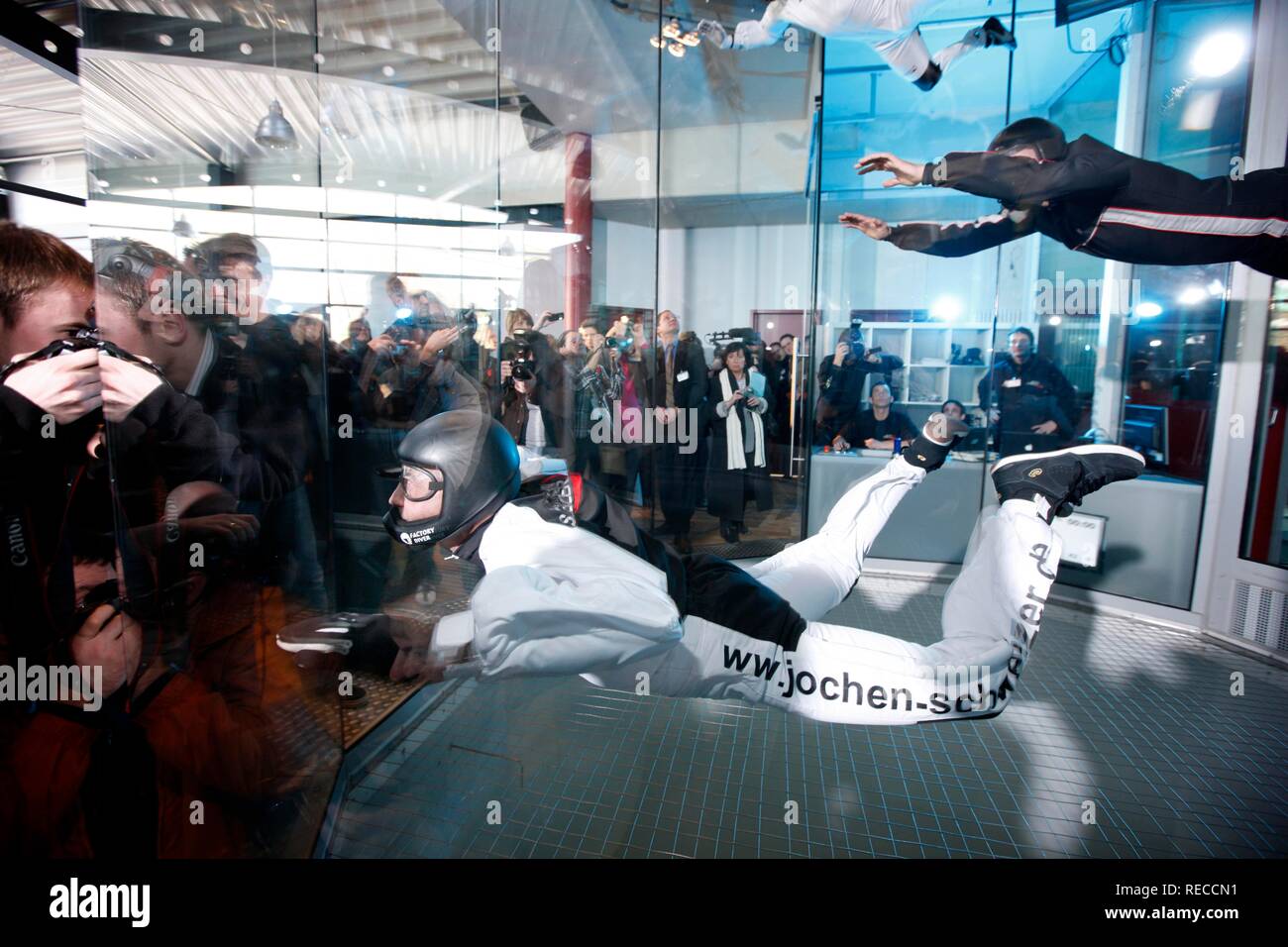 Simulierte freefall wie ein Fallschirm springen, an der Indoor Skydiving Bottrop GmbH, Fallschirm Freifall simulation Einrichtung, a Stockfoto