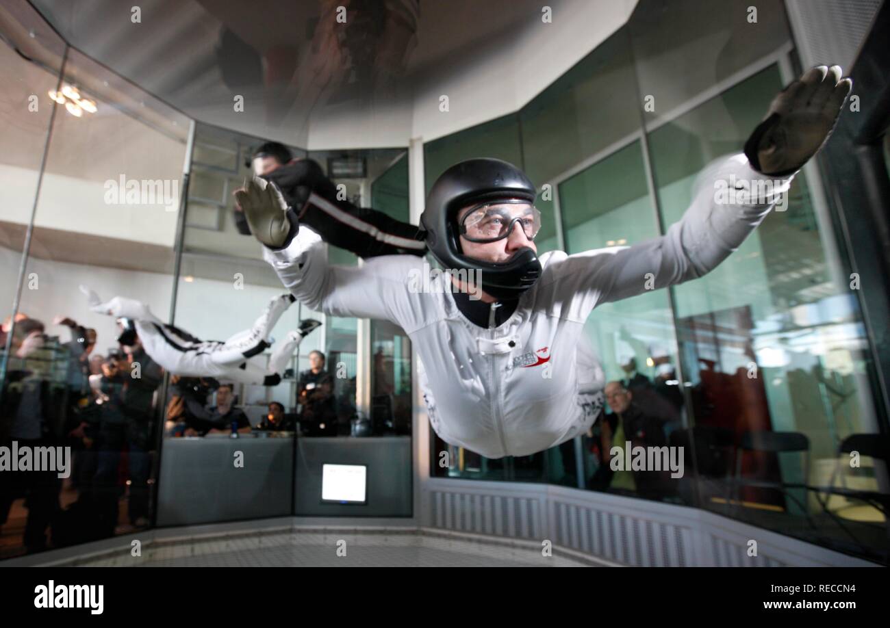 Simulierte freefall wie ein Fallschirm springen, an der Indoor Skydiving Bottrop GmbH, Fallschirm Freifall simulation Einrichtung, a Stockfoto