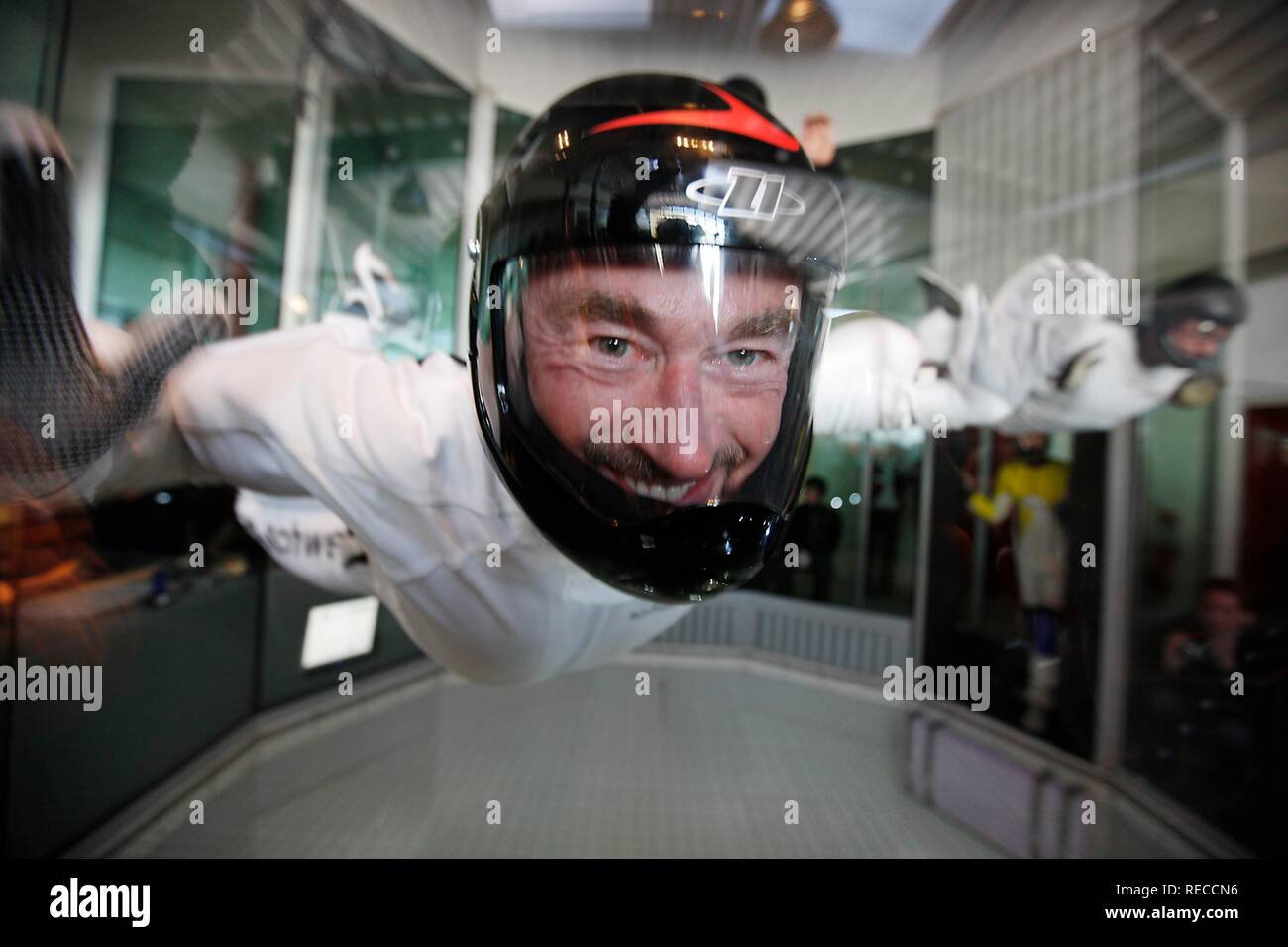 Jochen Schweizer, CEO der Firma Jochen Schweizer GmbH, bei der Indoor Skydiving Bottrop GmbH, Fallschirm freifall Simulation Stockfoto
