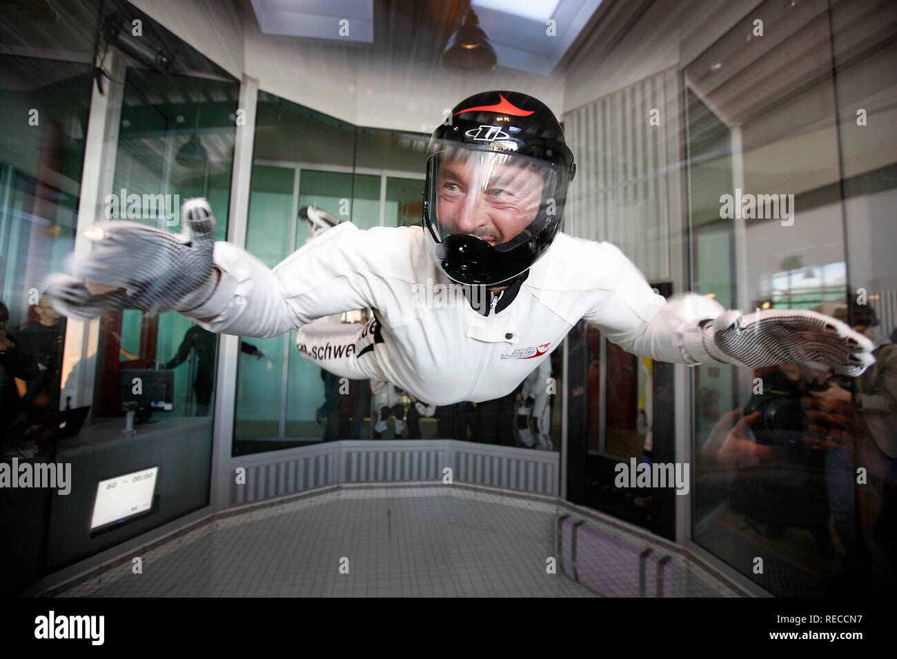 Jochen Schweizer, CEO der Firma Jochen Schweizer GmbH, bei der Indoor Skydiving Bottrop GmbH, Fallschirm freifall Simulation Stockfoto
