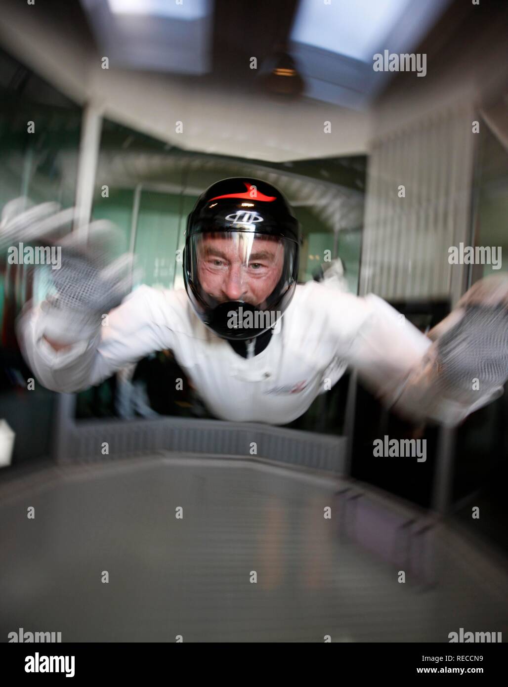 Jochen Schweizer, CEO der Firma Jochen Schweizer GmbH, bei der Indoor Skydiving Bottrop GmbH, Fallschirm freifall Simulation Stockfoto