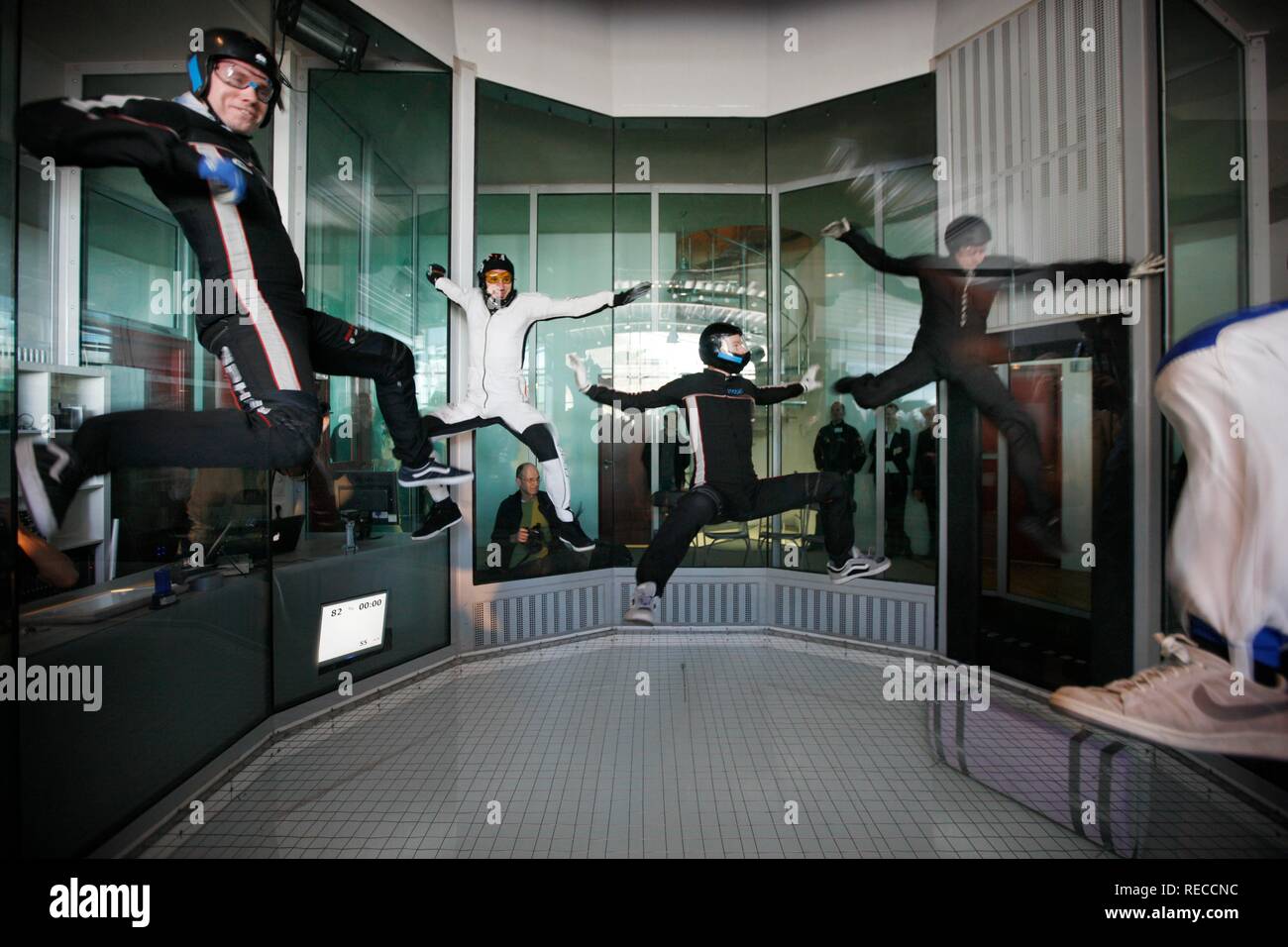 Simulierte freefall wie ein Fallschirm springen, an der Indoor Skydiving Bottrop GmbH, Fallschirm Freifall simulation Einrichtung, a Stockfoto