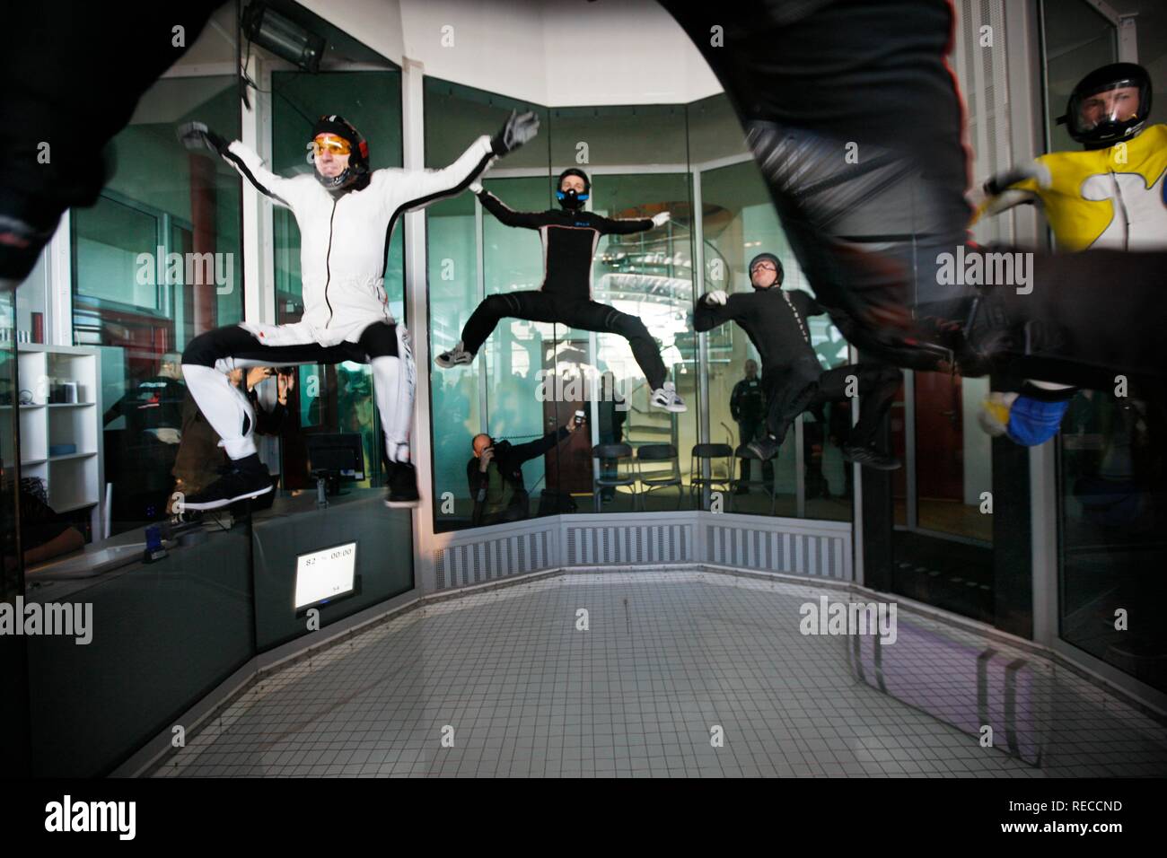 Simulierte freefall wie ein Fallschirm springen, an der Indoor Skydiving Bottrop GmbH, Fallschirm Freifall simulation Einrichtung, a Stockfoto