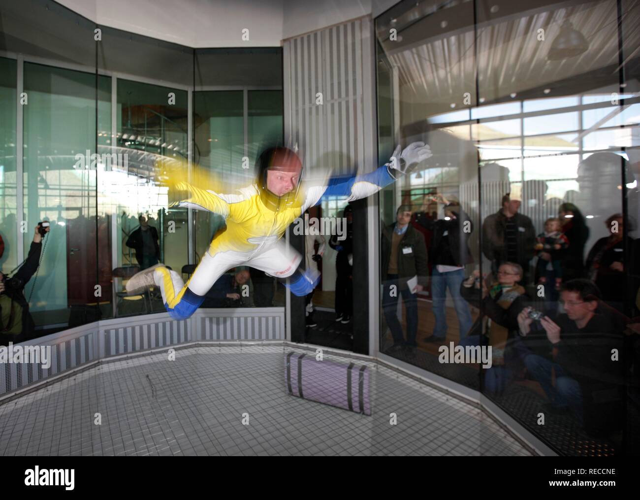 Simulierte freefall wie ein Fallschirm springen, an der Indoor Skydiving Bottrop GmbH, Fallschirm Freifall simulation Einrichtung, a Stockfoto