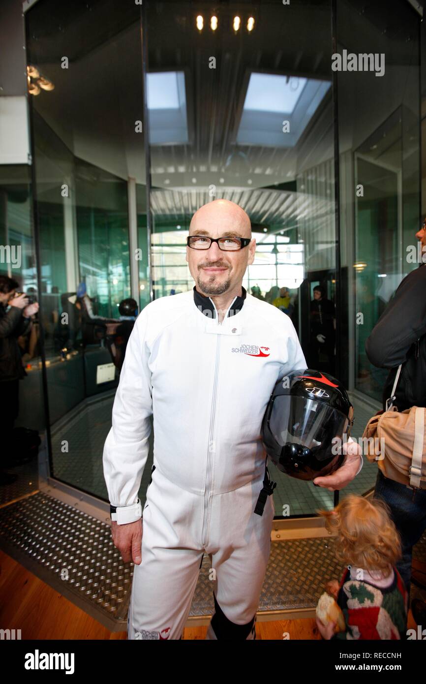 Jochen Schweizer, CEO der Firma Jochen Schweizer GmbH, bei der Indoor Skydiving Bottrop GmbH, Fallschirm freifall Simulation Stockfoto