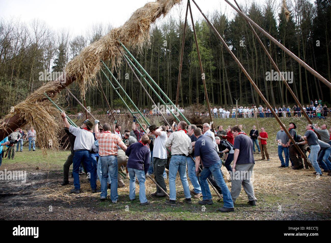 Schöne traditionelle Ostern Feuer auf 7 Hügeln um Attendorn, Sauerland, Nordrhein-Westfalen Stockfoto