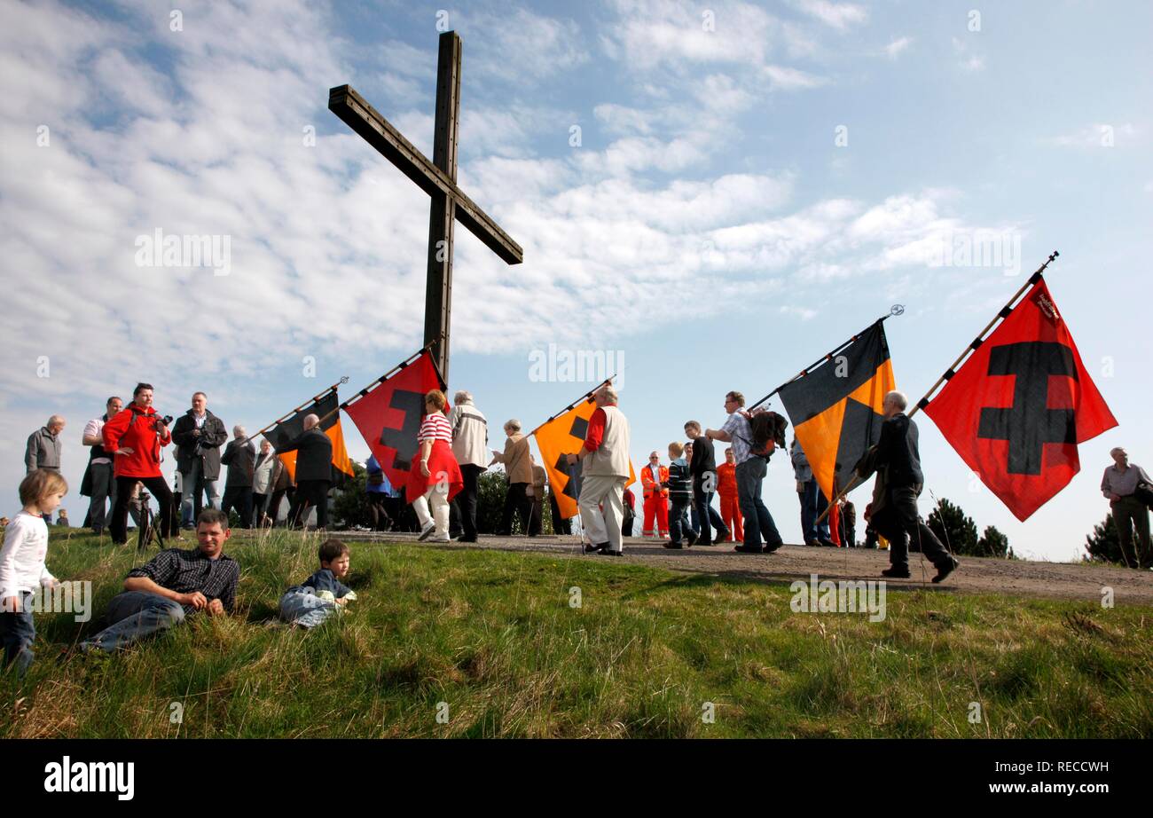 Weg des Kreuzes Prozession am Karfreitag mit dem Bergbau Motive auf der Haniel Halde, am Bergwerk Prosper-Haniel, Bottrop Stockfoto