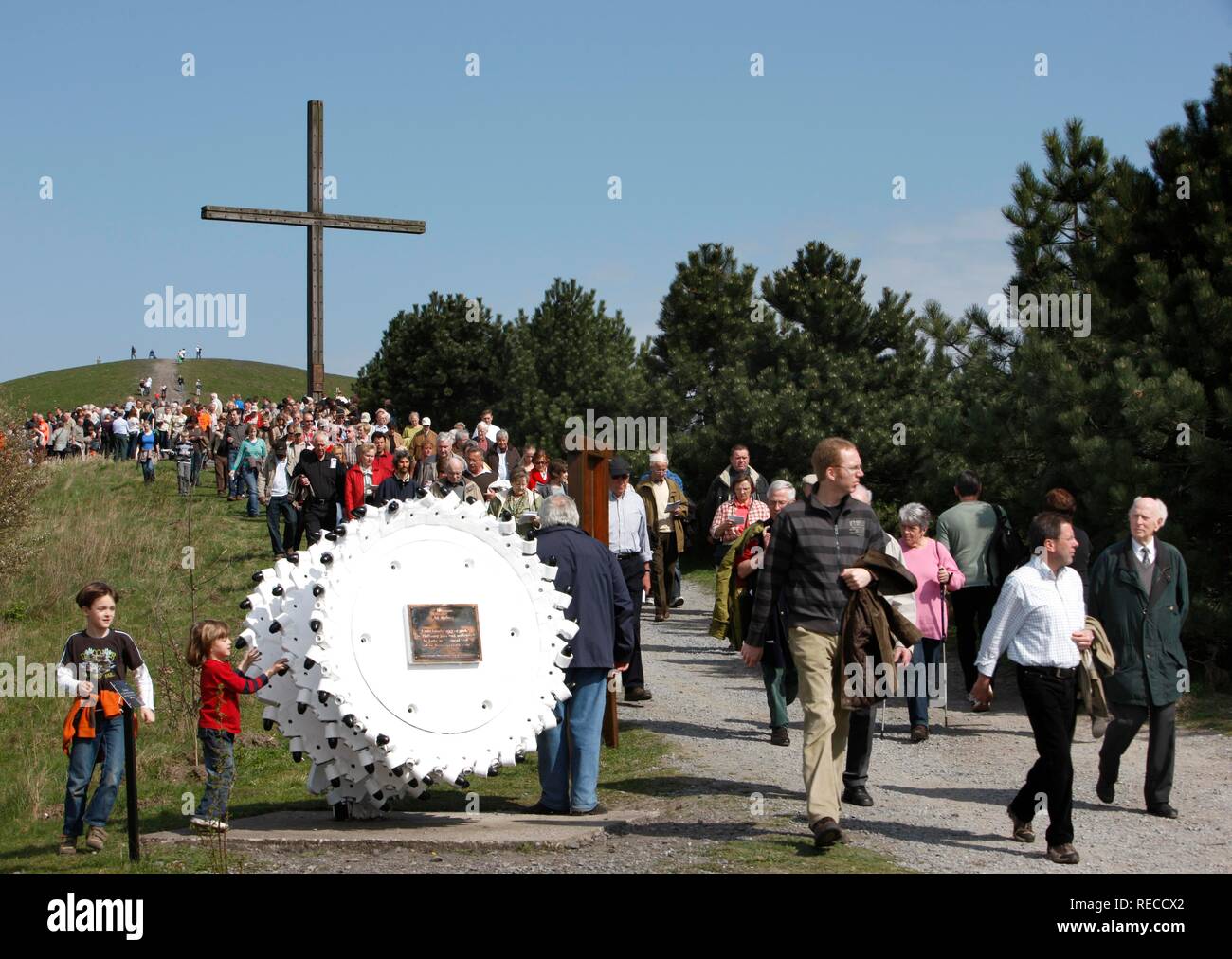 Weg des Kreuzes Prozession am Karfreitag mit dem Bergbau Motive auf der Haniel Halde, Bergwerk Prosper-Haniel, Bottrop, Ruhrgebiet Stockfoto