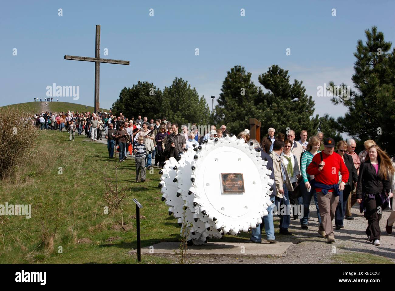 Weg des Kreuzes Prozession am Karfreitag mit dem Bergbau Motive auf der Haniel Halde, Bergwerk Prosper-Haniel, Bottrop, Ruhrgebiet Stockfoto
