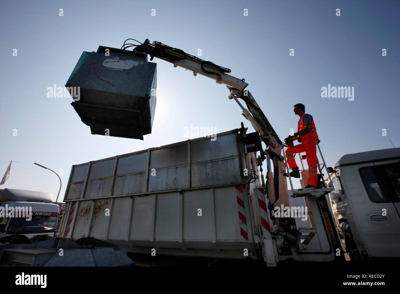 Müllabfuhr, Altpapier Behälter geleert werden, an einer externen Papier  Recycling Unternehmen, Gelsendienste, Gelsenkirchens Stockfotografie - Alamy