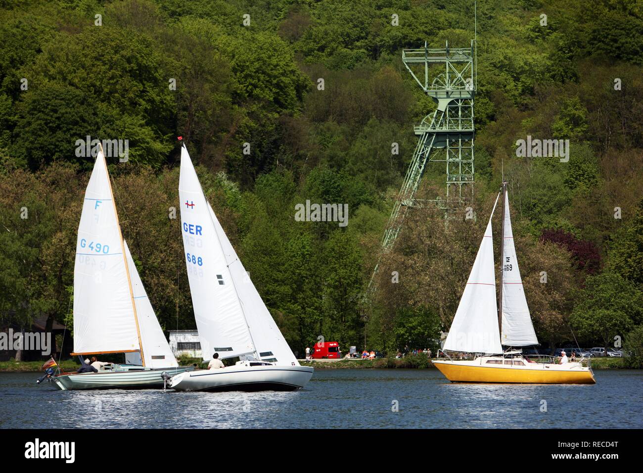 Ehemalige Zeche Förderturm der Grube Carl Funke, Wassersport auf dem Baldeneysee Stausee, Ruhr, Essen Stockfoto