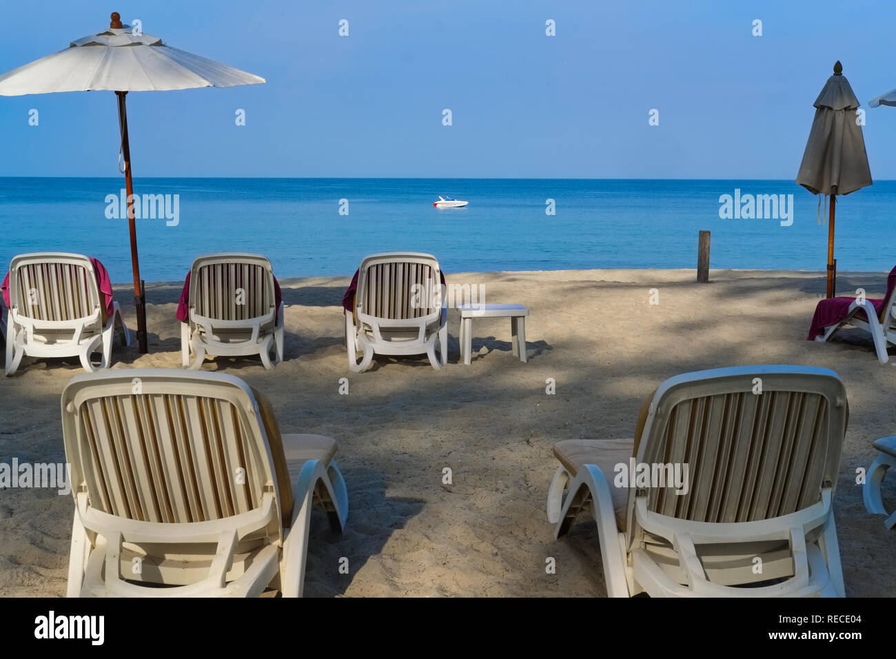 Sonnenschirme und Liegestühle am frühen Morgen (am Bang Tao Bangtao) Beach, Bang Tao, Phuket, Thailand Stockfoto