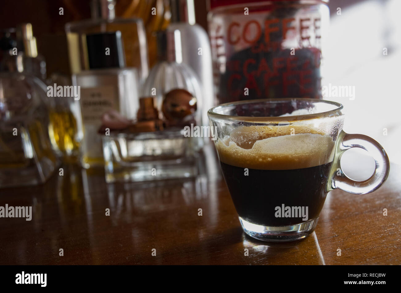 Schaumige extra starken Kaffee Espresso auf einem hölzernen Hintergrund Stockfoto