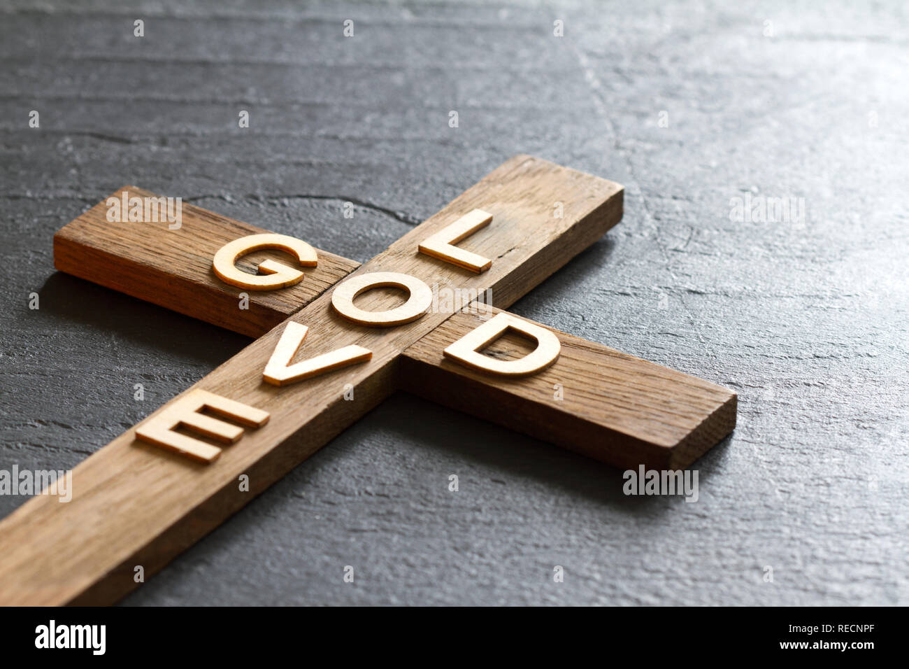 Ostern christian Holzkreuz mit der Aufschrift "Gott ist die Liebe" abstrakte Religion Hintergrund Stockfoto