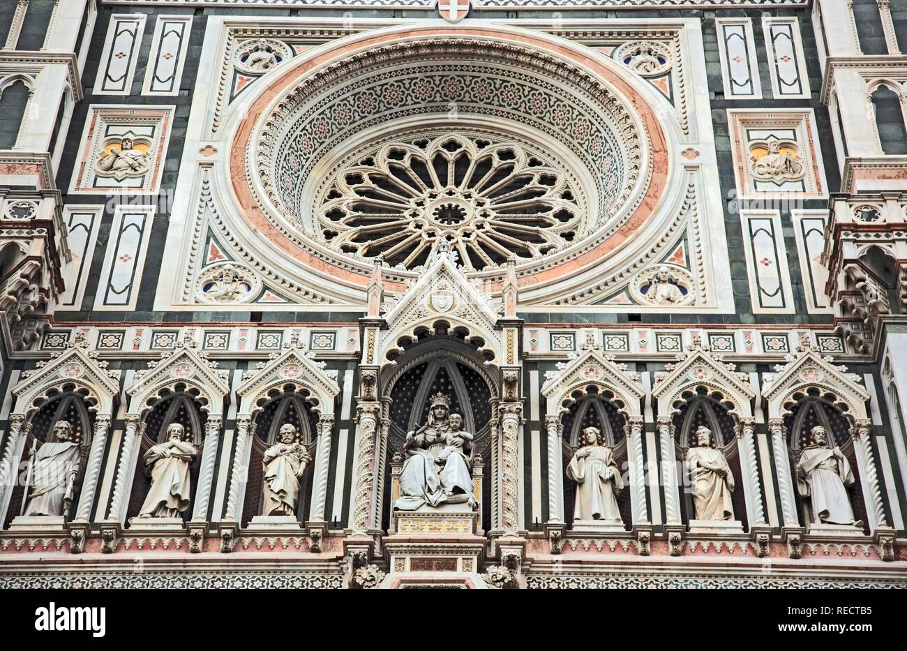 Rosette Fenster auf der Hauptfassade der Kathedrale von Florenz, die Basilika Santa Maria del Fiore, Firenze, Florenz, Toskana, Italien Stockfoto