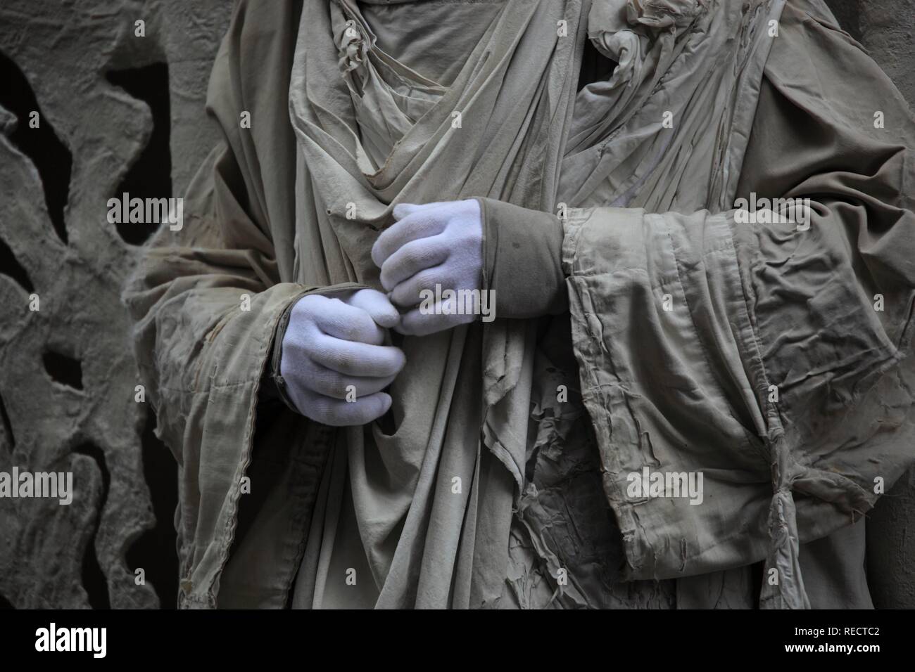 Mit weißen Handschuhen, Street Performer, Pantomime, in der Galleria degli Uffizi, Firenze, Florenz, Toskana, Italien, Europa Stockfoto