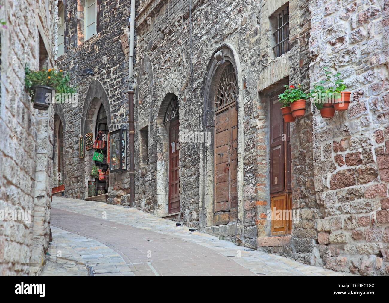 Gasse in der Altstadt von Assisi, Umbrien, Italien, Europa Stockfoto