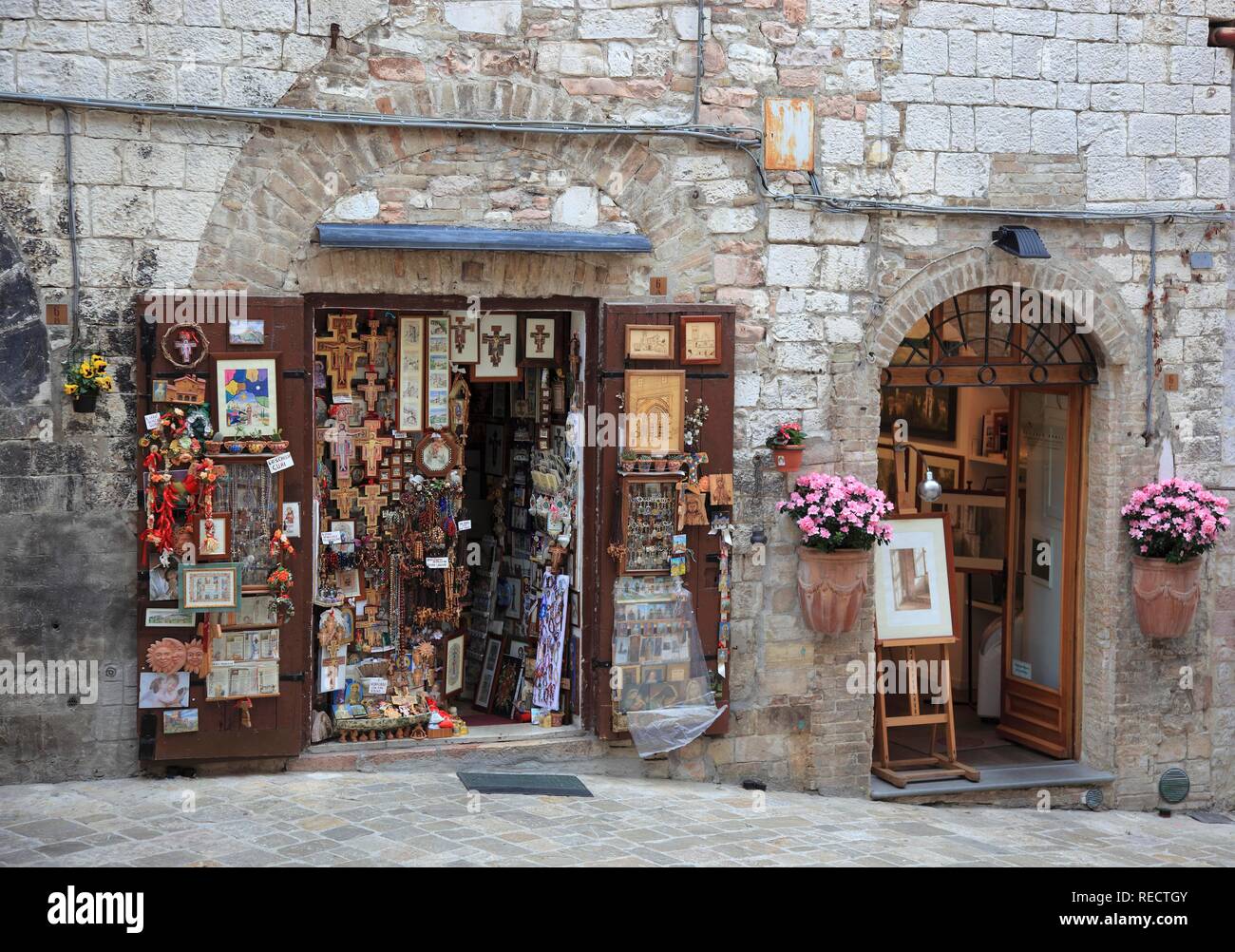 Shop für Devotionalien in der historischen Altstadt von Assisi, Umbrien, Italien, Europa Stockfoto
