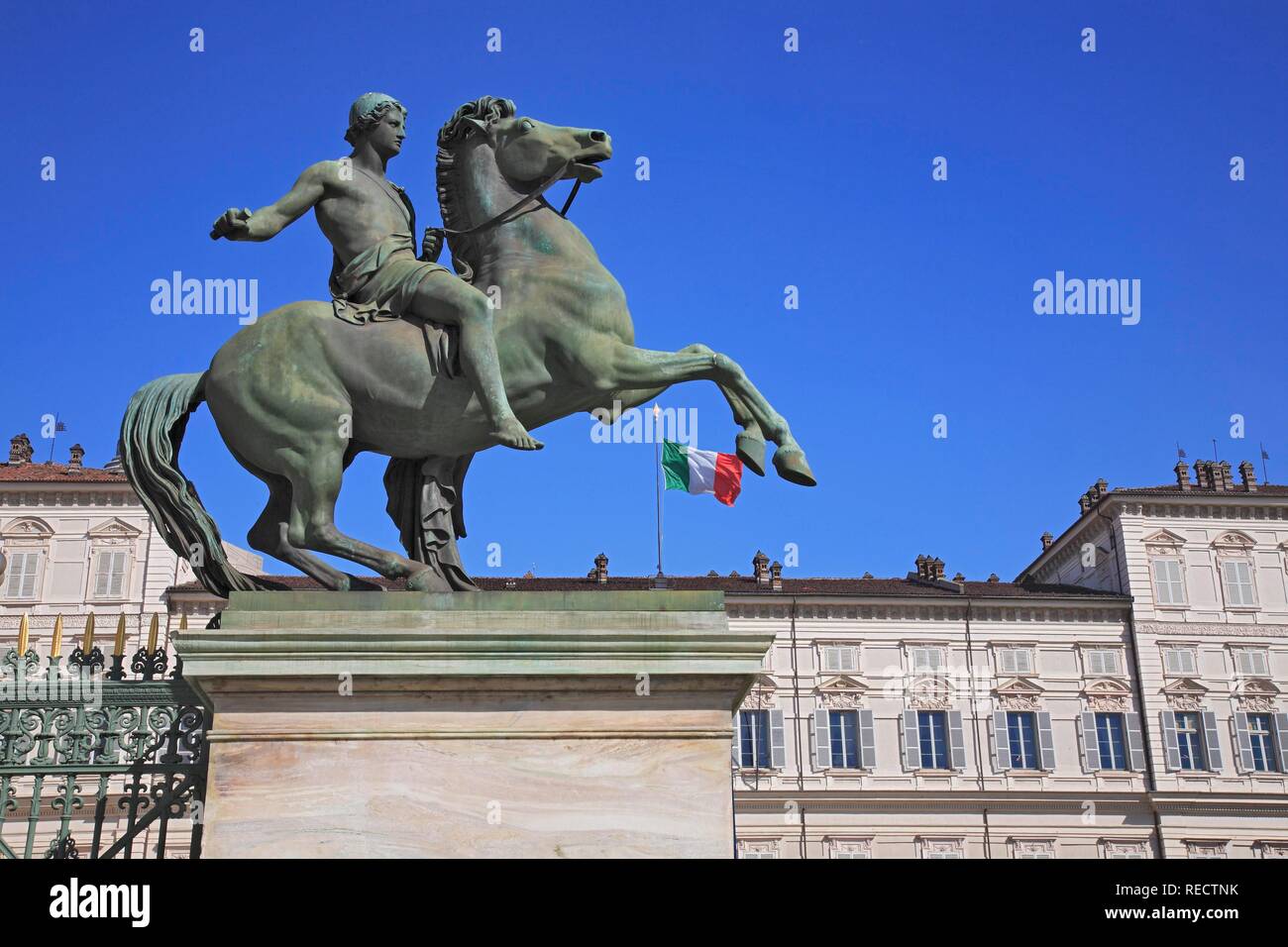 Dioscuri Statue vor dem Palazzo Reale, Turin, Turin, Piemont, Italien, Europa Stockfoto