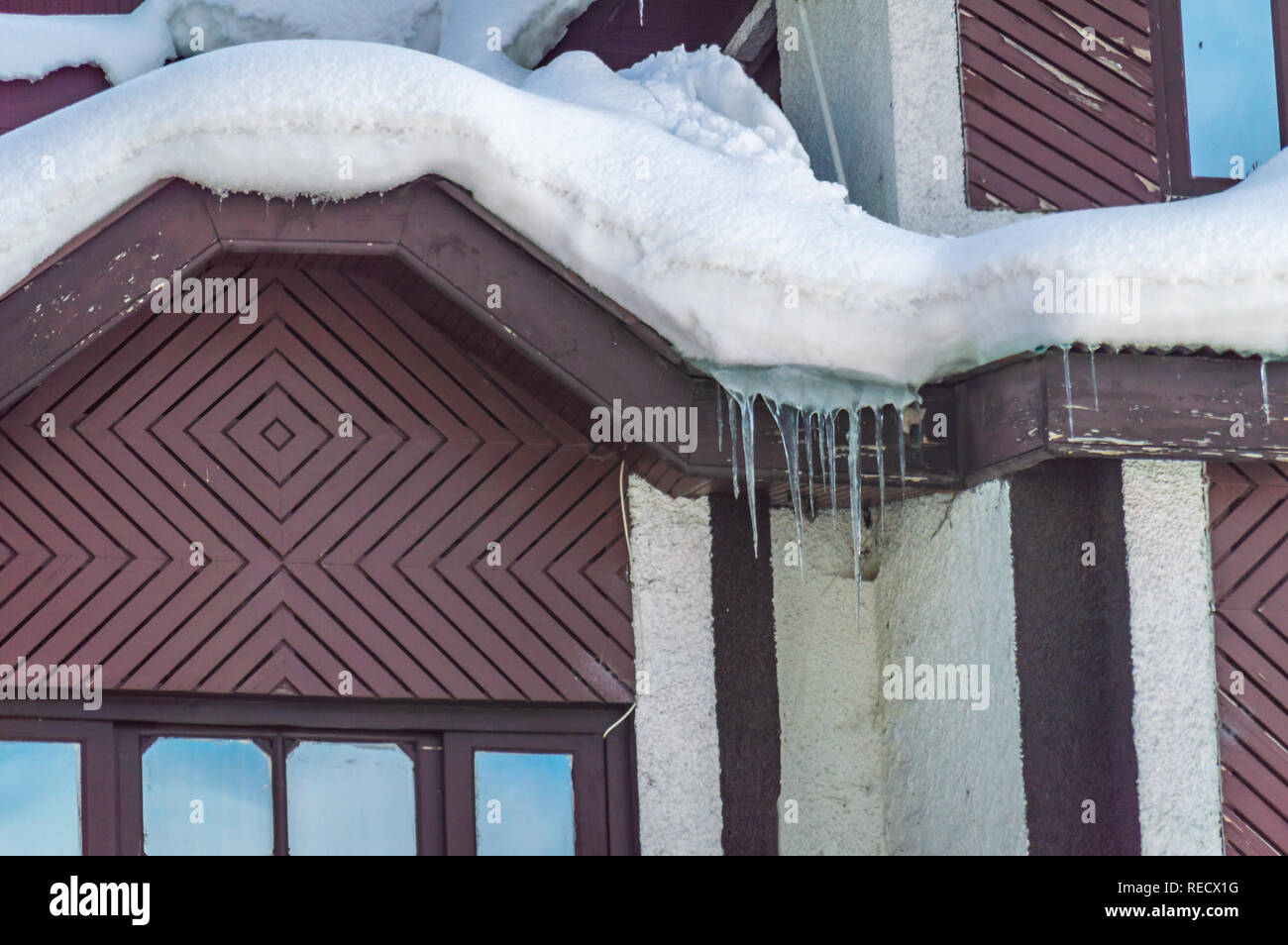 Eiszapfen hängen von der Dächer von Haus während der kalten Wintertage Stockfoto