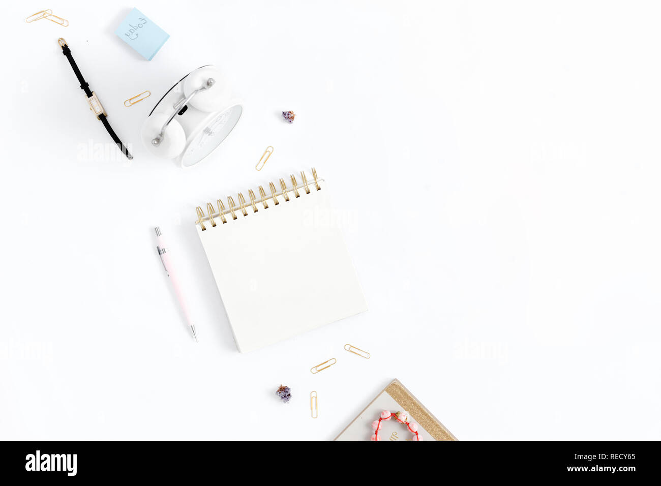 Flach Arbeitsbereich mit dem Notepad. Ansicht von oben minimal Arbeitsplatz Stockfoto