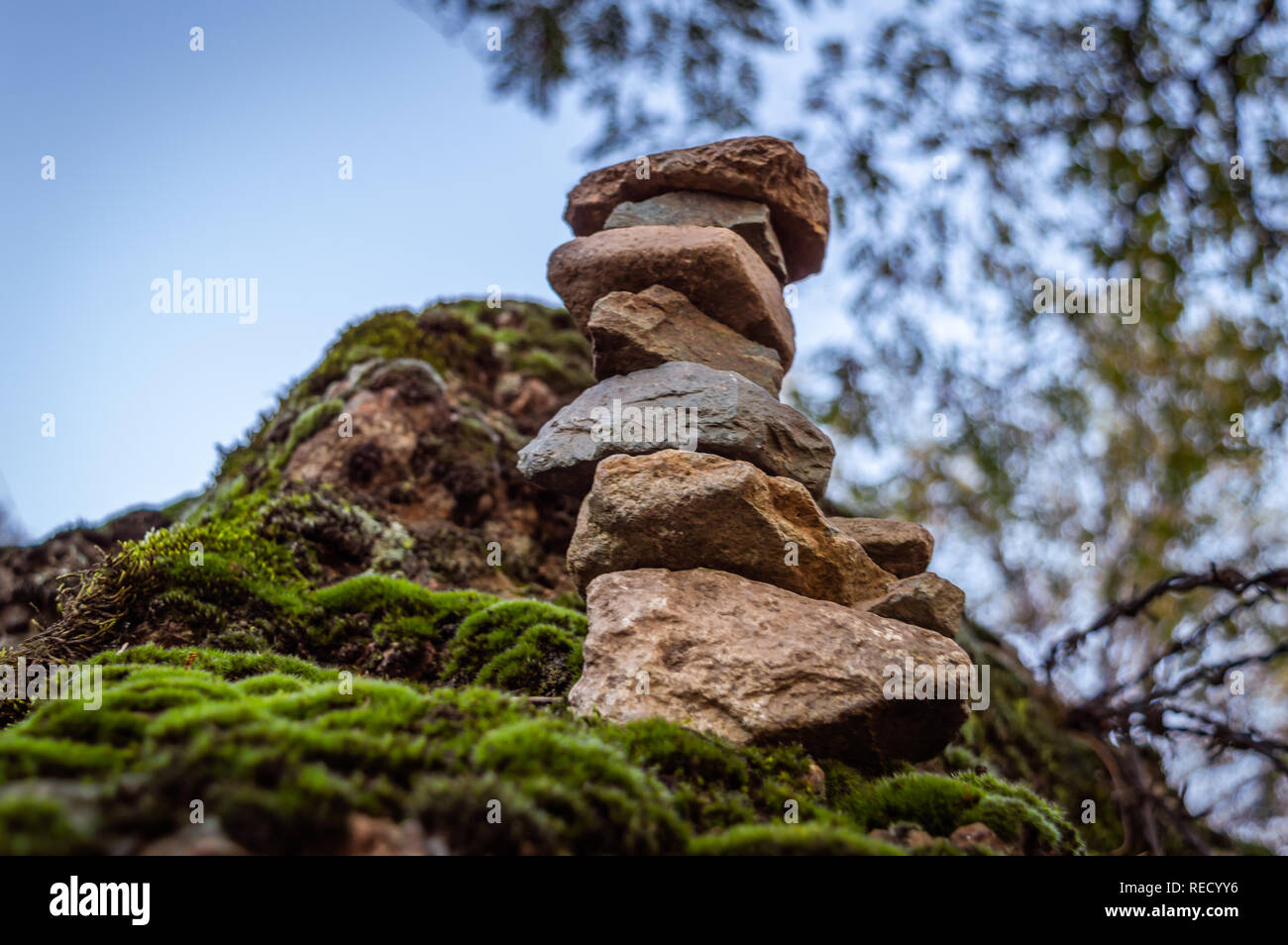 Ein Haufen von kleinen Steinen. flache Steine auf einander in einem Stapel gehalten. Low Angle Shot Stockfoto