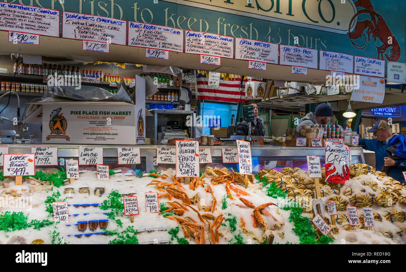 Seattle, Washington, USA - 28. Oktober 2018. Pike Place Fish Market", wo Sie werfen den Fisch" in der Innenstadt von Seattle. Stockfoto