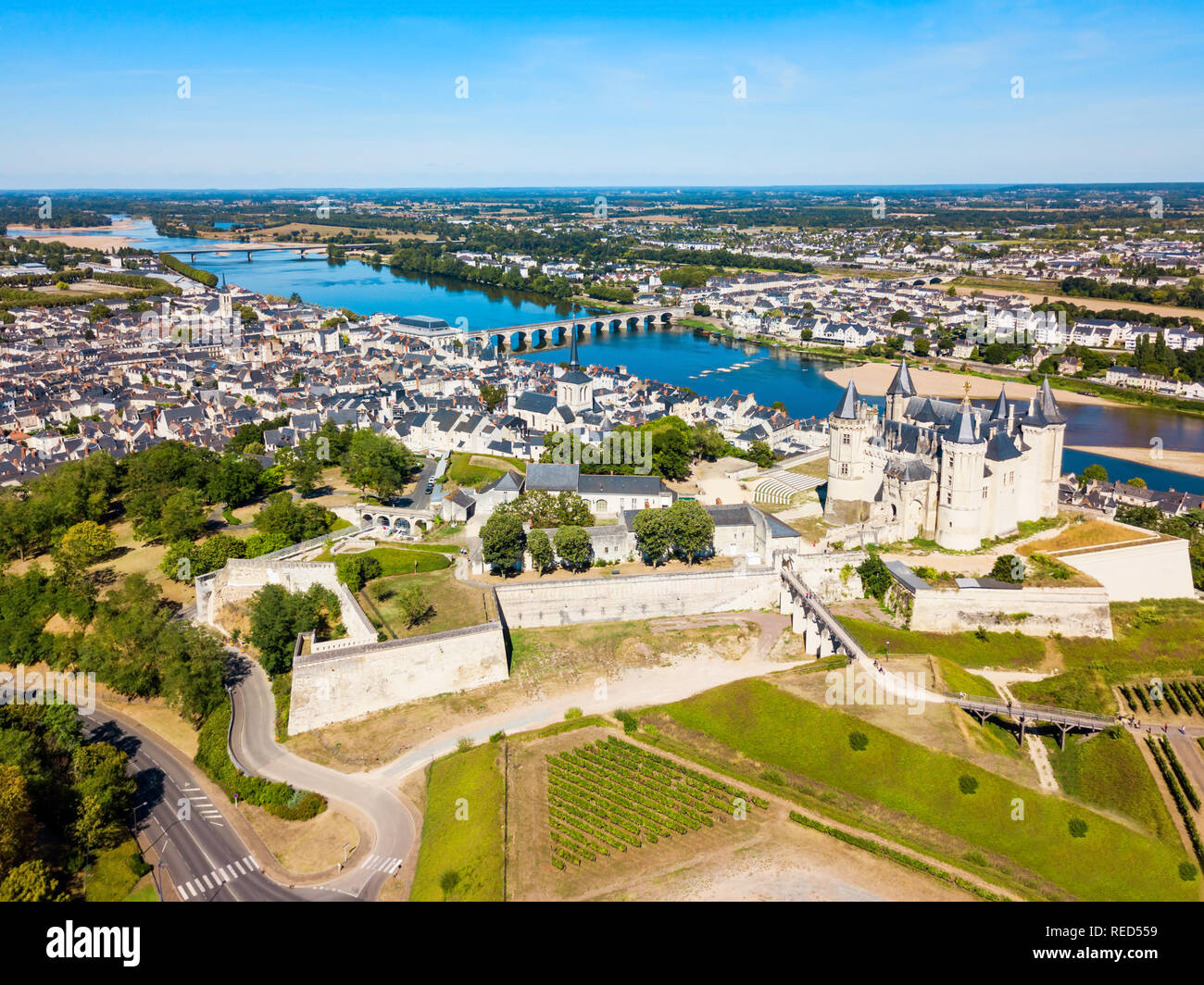 Saumur Stadt Antenne Panoramaaussicht, Tal der Loire in Frankreich Stockfoto