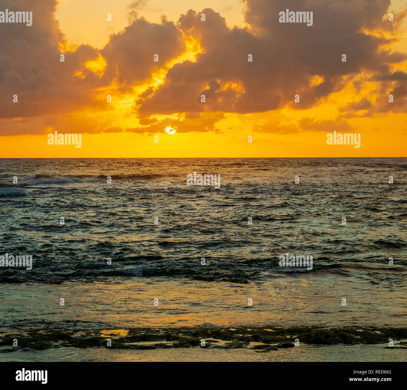 Golden sunrise in San Andrés, Kolumbien. Stockfoto