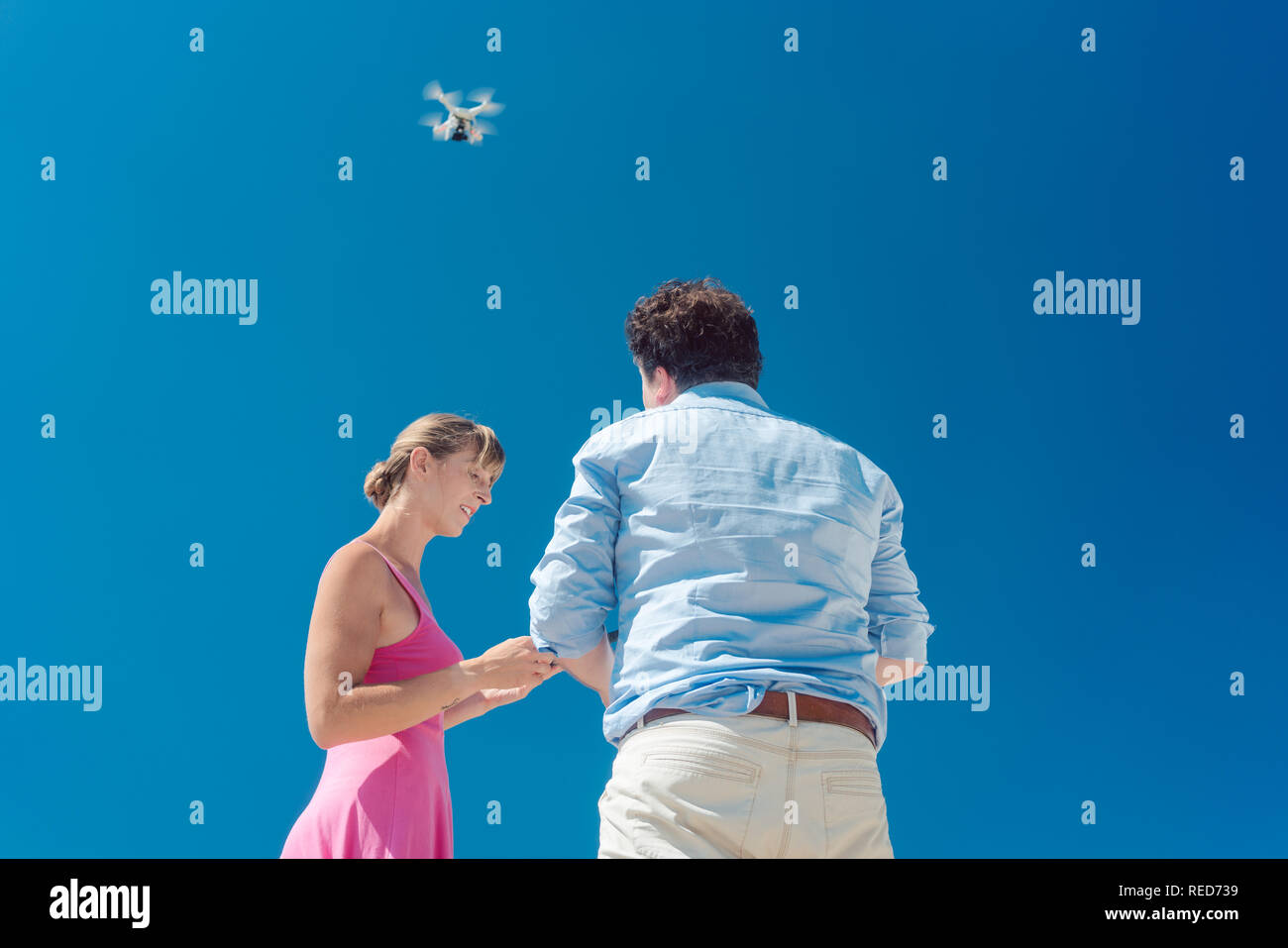 Team von drone Operatoren arbeiten zusammen Stockfoto