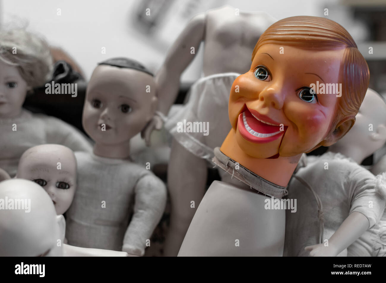 Ein Bauchredner Puppe Kopf unter mehreren Vintage Toy Dolls Stockfoto