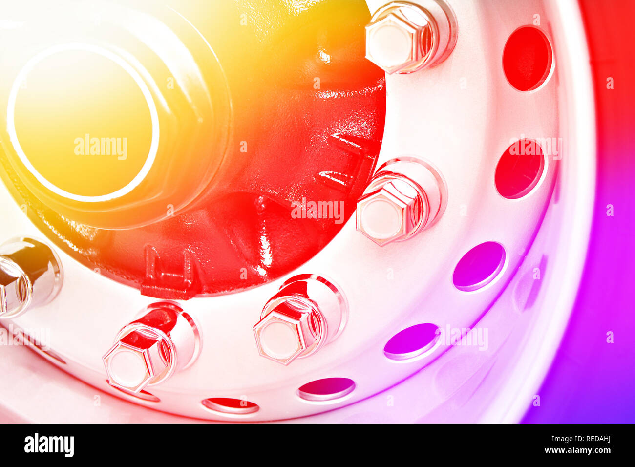 Verchromte Schrauben und Muttern der ein Rad des Fahrzeugs Stockfoto