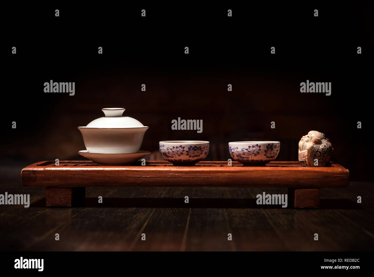 Chinesische Teezeremonie auf dunklem Hintergrund. Stockfoto