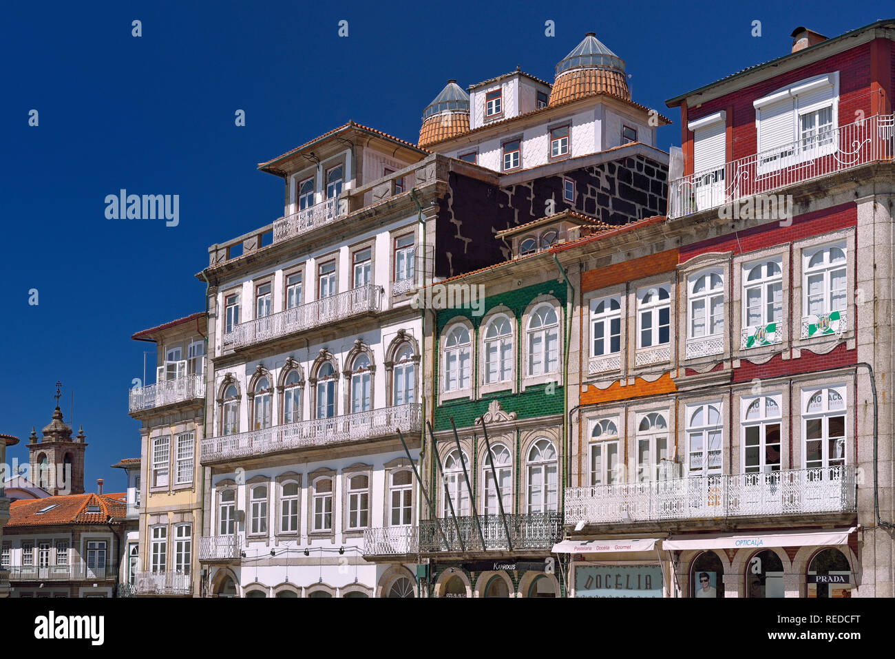 Traditionelle Häuser und Architektur um Largo da misericórdia im historischen Zentrum von Guimaraes Stockfoto