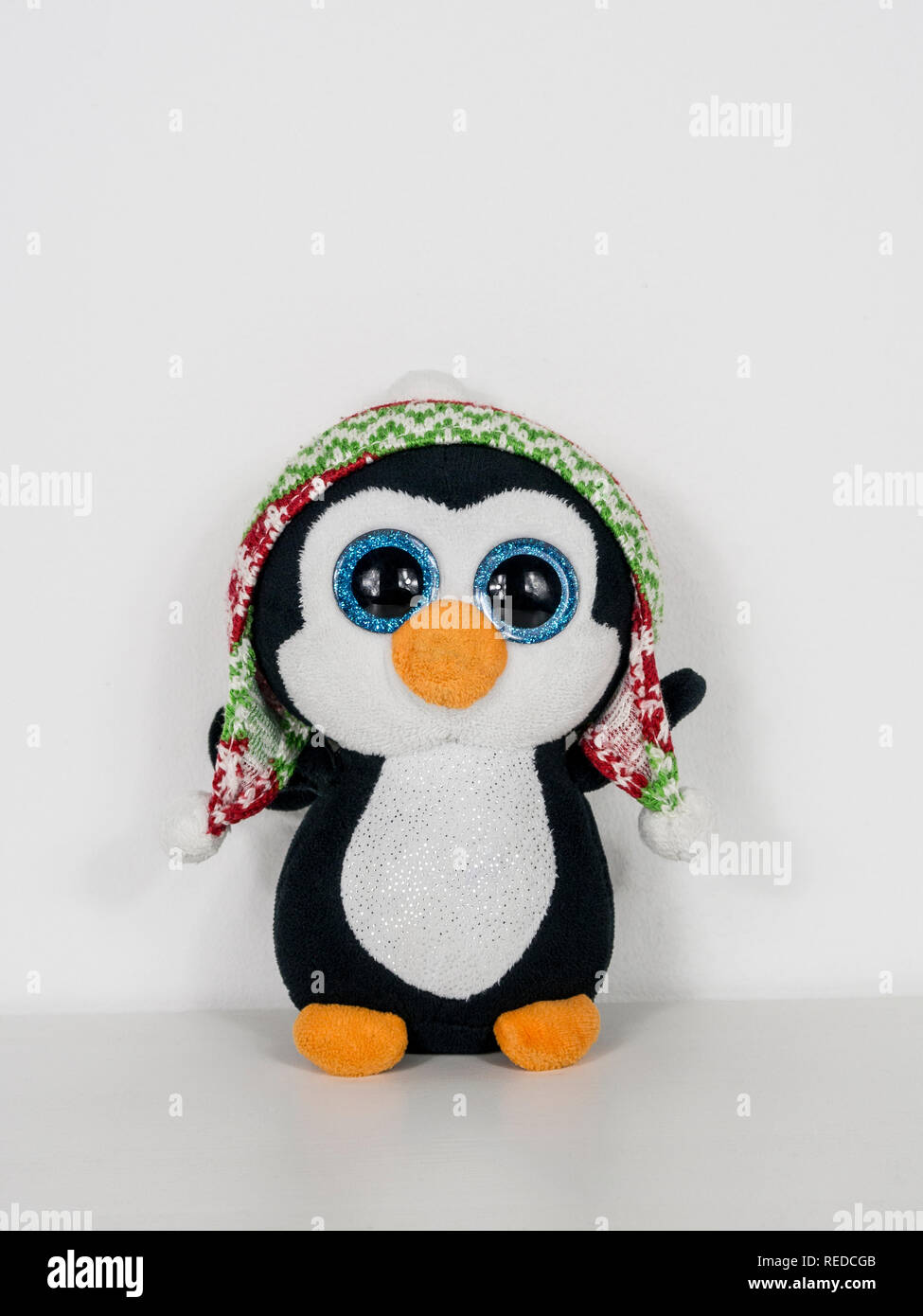 Pinguin spielzeug mit mütze -Fotos und -Bildmaterial in hoher Auflösung –  Alamy
