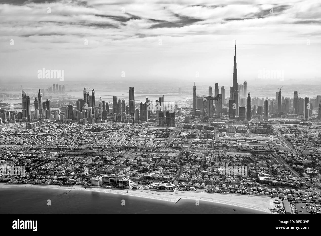 Luftaufnahme der Skyline von Dubai in Schwarz und Weiß, Vereinigte Arabische Emirate Stockfoto