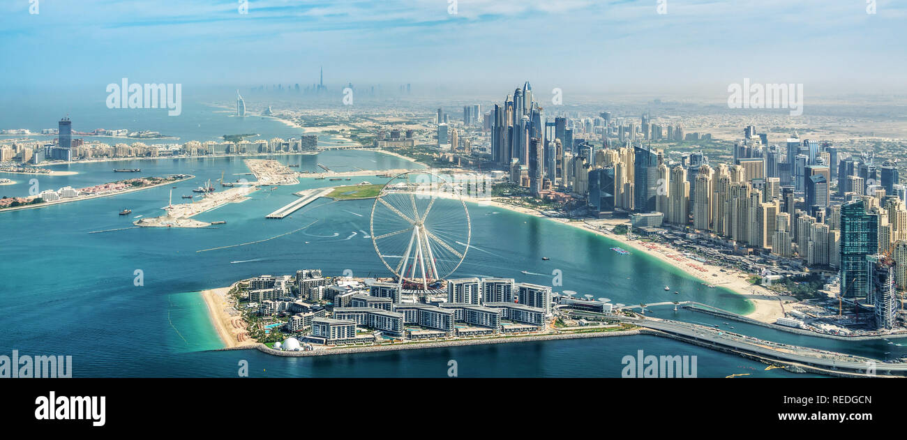 Panoramablick auf das Luftbild von Dubai Marina Skyline mit Dubai Eye Riesenrad, Vereinigte Arabische Emirate Stockfoto