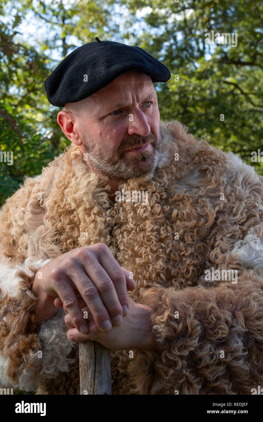 Porträt eines Hirten in seiner traditionellen Berufskleidung und das Tragen eines baskischen Beret (Südwesten Frankreichs). Portrait d'un Berger en Tenue traditionnelle. Stockfoto